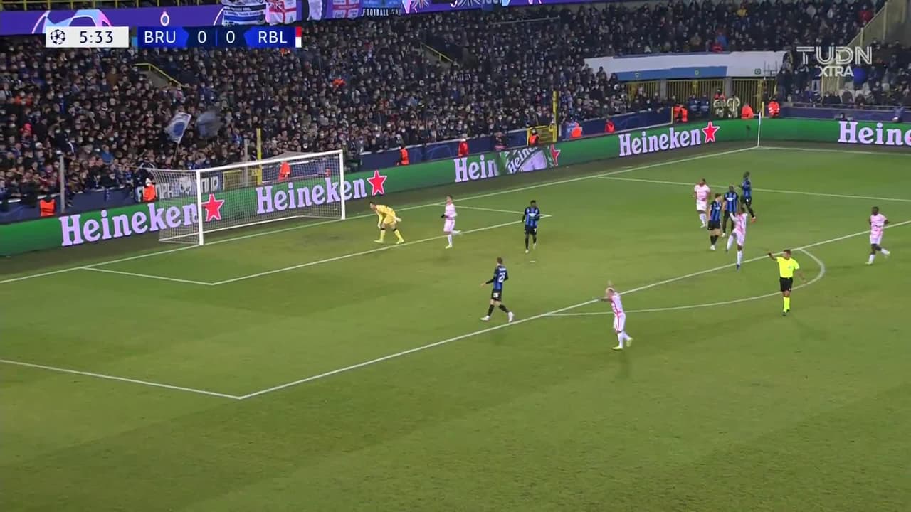 ¡TIRO ATAJADO! disparo por Nordi Mukiele.