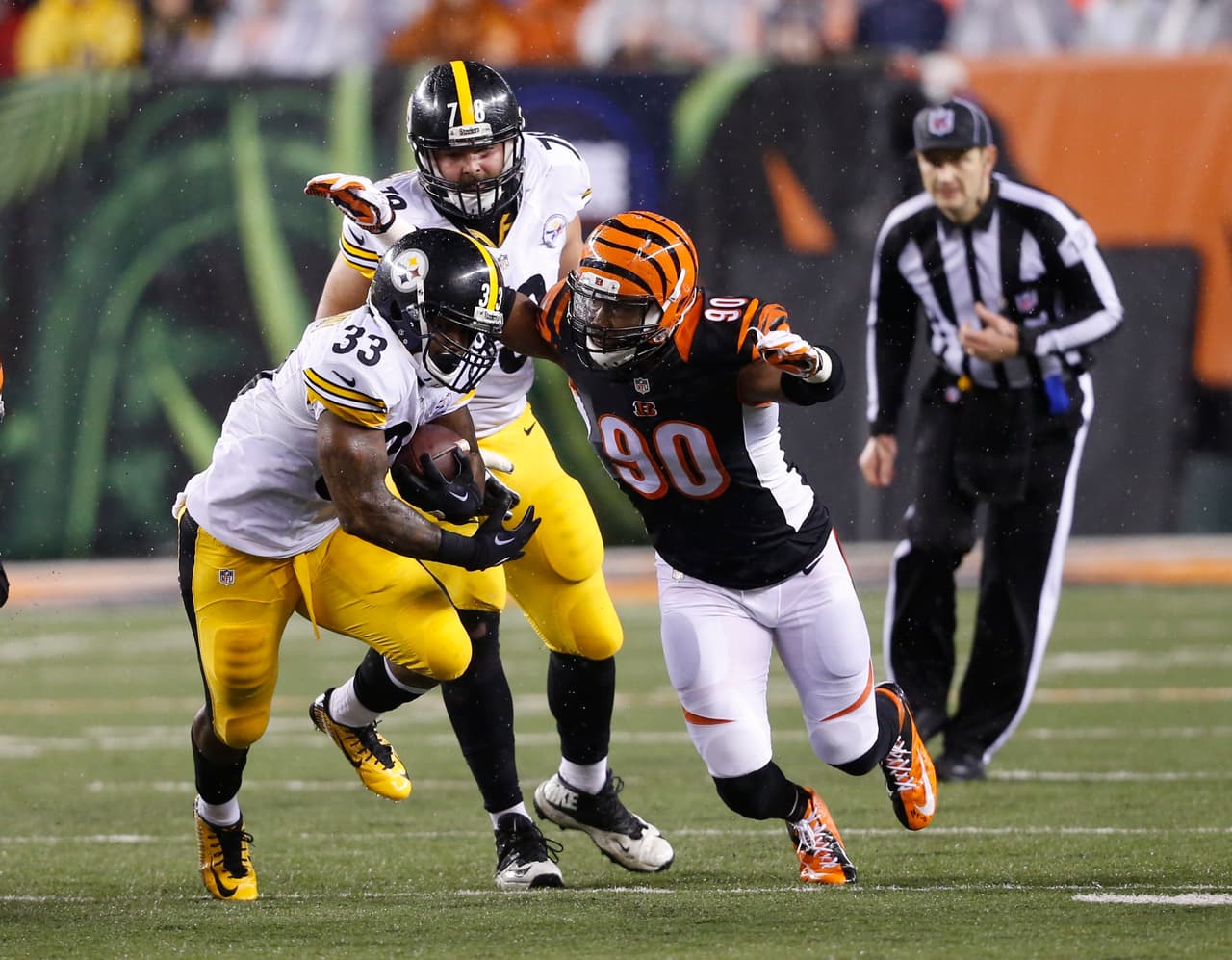 Fitzgerald Toussaint y Jordan Todman cargaron con el peso del juego terrestre de los Steelers, ninguno fue clave. Toussaint tuvo 58 yardas y Todman 65, mucho extrañan a DeAngelo Williams.