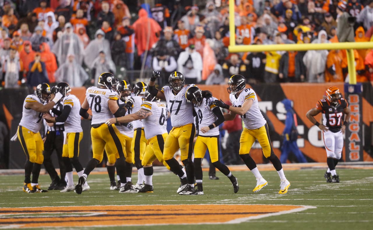 Los Steelers se encontraron con ek triunfo gracias a dos castigos de foul personal, uno de Buntazoe Burfict y otro de Pacman Jones quien supuestamente maldijo a los árbitros.