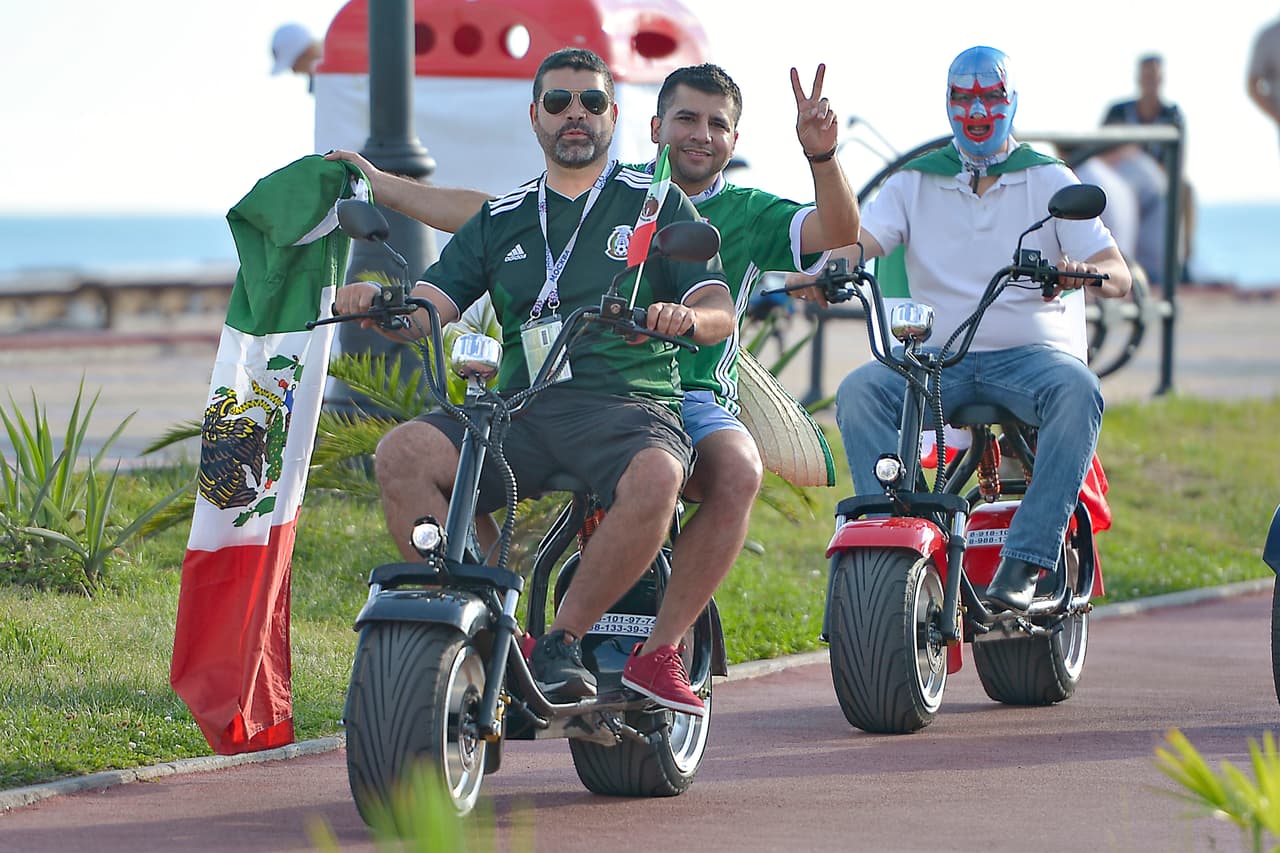 Como este grupo, que llegó en moto a las inmediaciones del estadio de Sochi con toda las energía para apoyar al 'Tri'.
