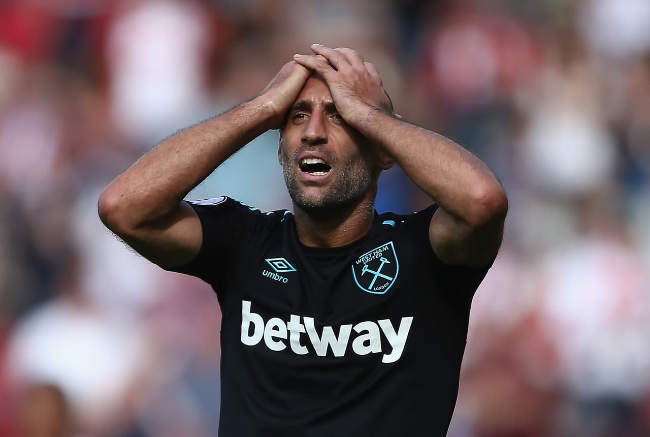 'Chicharito' no es el único refuerzo que quedó atrás con West Ham y jugadores como el argentino Pablo Zabaleta tampoco ha recibido la confianza esperada de Moyes.
