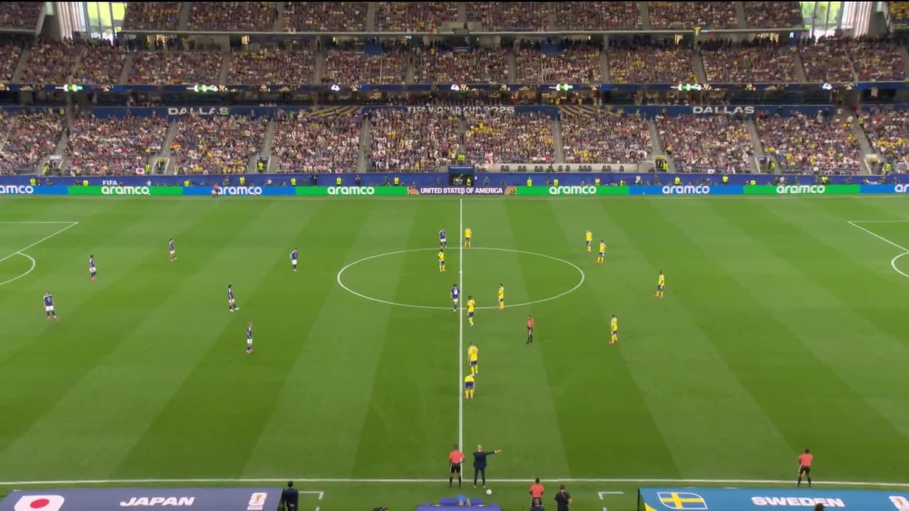 Arranca el partido y la pelota está en juego.