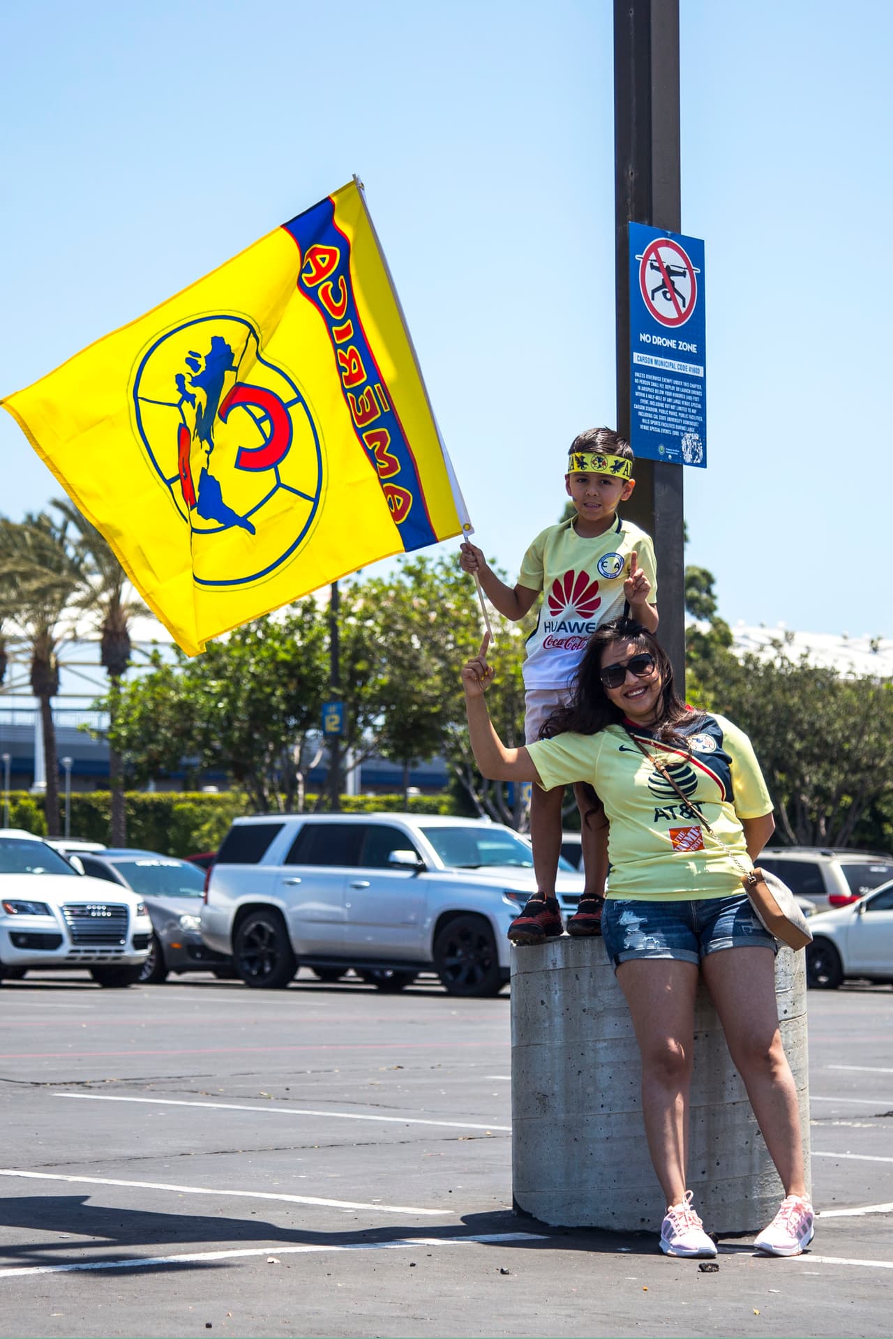 Así se vivió el color previo al partido de Campeón de Campeones de la Liga MX entre los Tigres de la UANL y las Águilas del América en Dignity Healt Sports Park, en Carson, California. Los dos más recientes monarcas del balompié mexicano se veían cara a cara para dirimir un trofeo que sus aficionados querían en las vitrinas de su club.