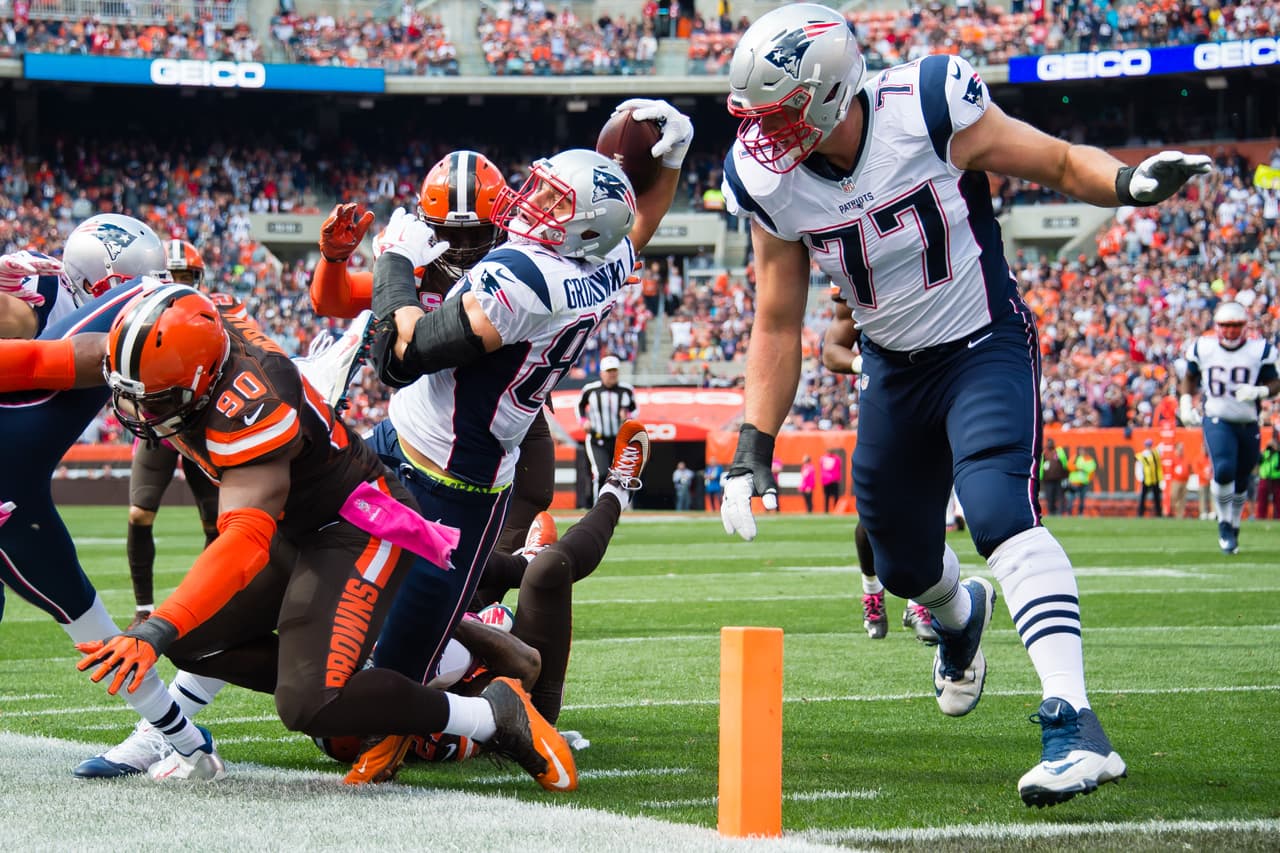 Rob Gronkowski logró esta estupenda jugada que dejó a los Patriots a una yarda del TD.