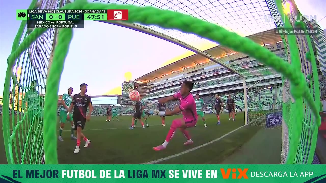 ¡Imperdible! Ricardo Gutiérrez salva en la línea al Puebla vs. Santos