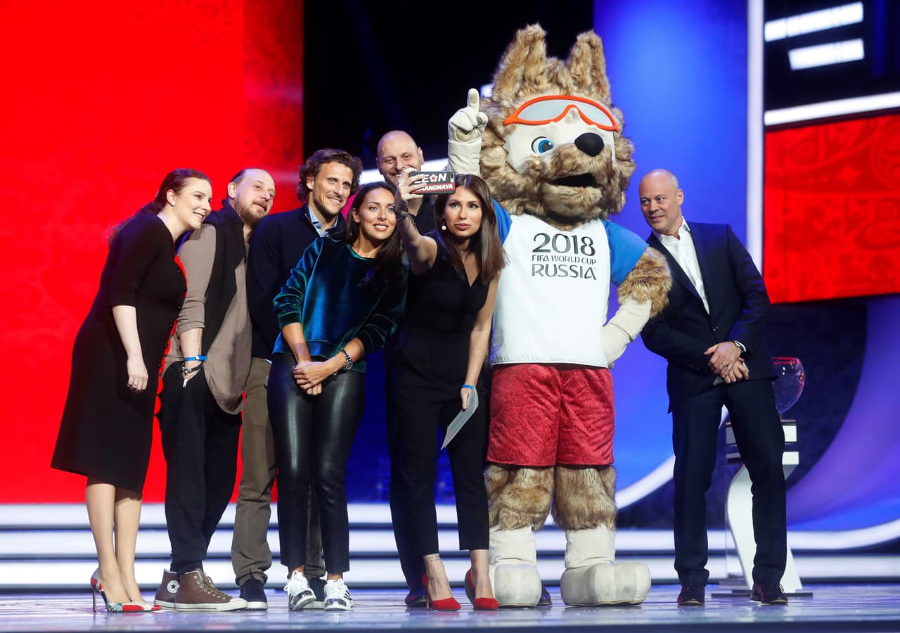 La rusa María Komándnaya, la consorte de Gary Lineker en la ceremonia del sorteo, presentó el ensayo con el uruguayo Diego Forlán, una de las ocho leyendas elegidas para sacar las bolas de las urnas.
