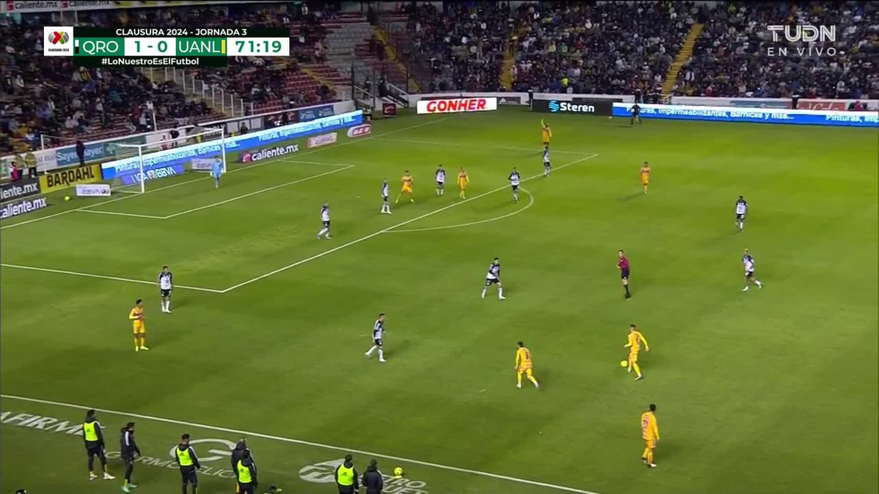 ¡TIRO ATAJADO! disparo por Diego Lainez.