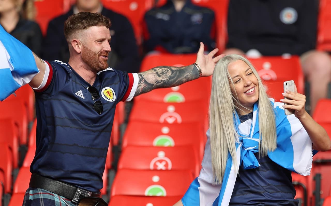 Con tres goles, Croacia derrota a Escocia con marcador 3-1 en la fase de grupos de la Euro 2020. Nikola Vlasic lideraba el encuentro, pero el escocés Callum McGregor le daba esperanza a su equipo, sin embargo Luka Modric e Ivan Perisic confirmaron la victoria de la escuadra croata y su calificación a Octavos de Final.