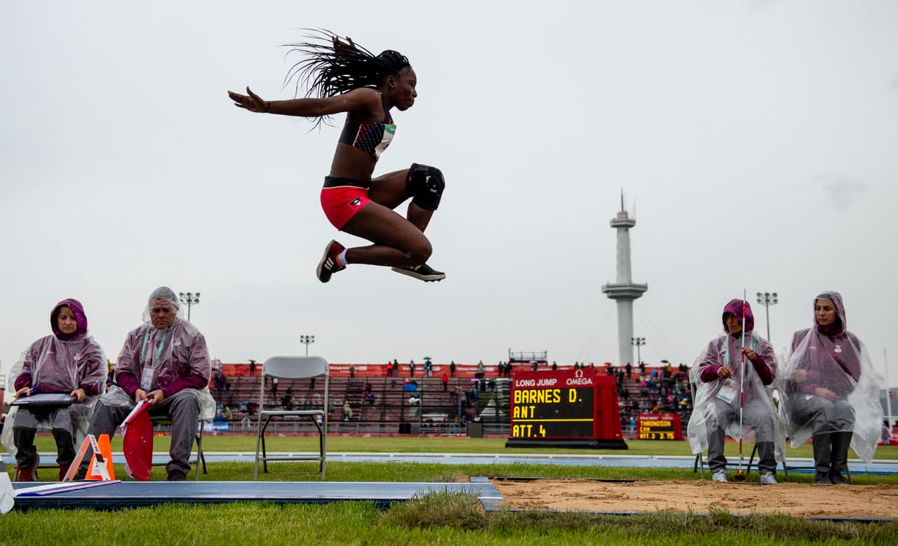 En esta imagen Dahlia Barnes de Antigua y Barbuda compite en la prueba de salto largo dentro del atletismo para mujeres en Buenos Aires 2018 en el Parque Olímpico.