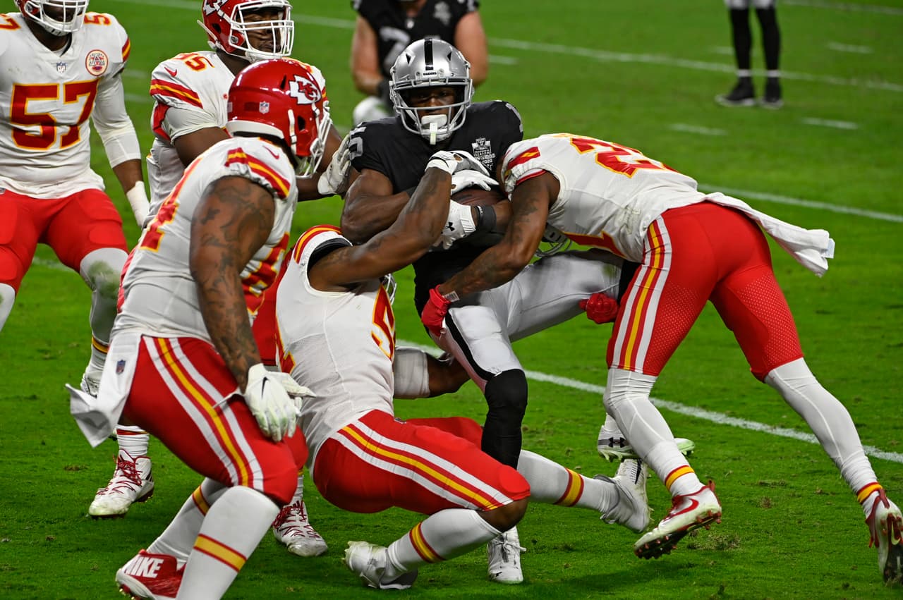 Con menos de dos minutos en el reloj, los Chiefs consiguen el touchdown de la victoria y se vengan de los Raiders al imponerse 35-31.