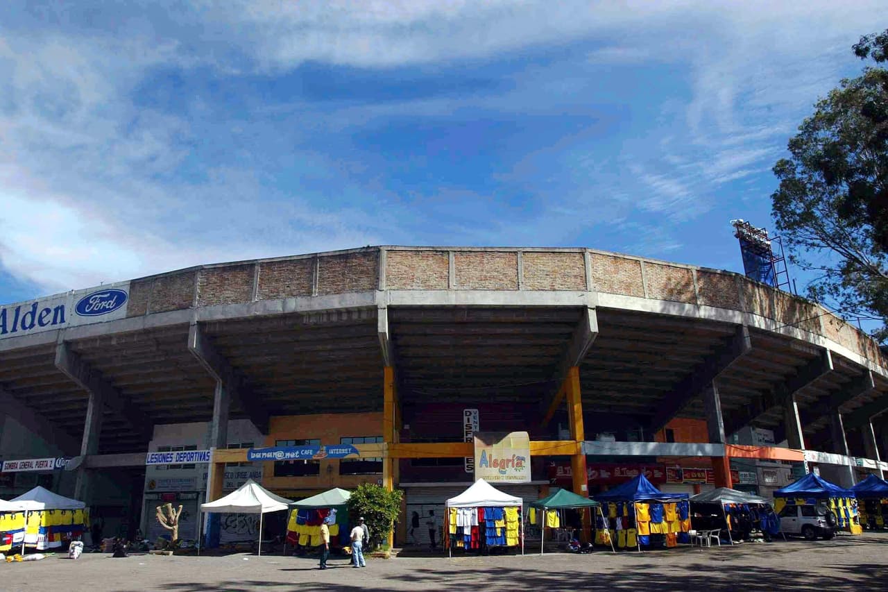 El Sergio León Chávez está enclavado en pleno centro de Irapuato y los días que no hay fútbol sus comercios abren al público.