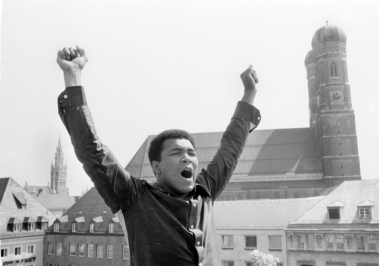 El 17 de enero de 1942, en Louisville, Kentucky, nació Cassius Marcellus Clay Jr. Su primer gran logro fue en los JJOO de 1960 al conseguir la medalla de oro. Cuatro años más tarde se proclamó campeón de los pesos pesados como profesional y, eventualmente, se convertiría en el mejor boxeador de todos los tiempos.