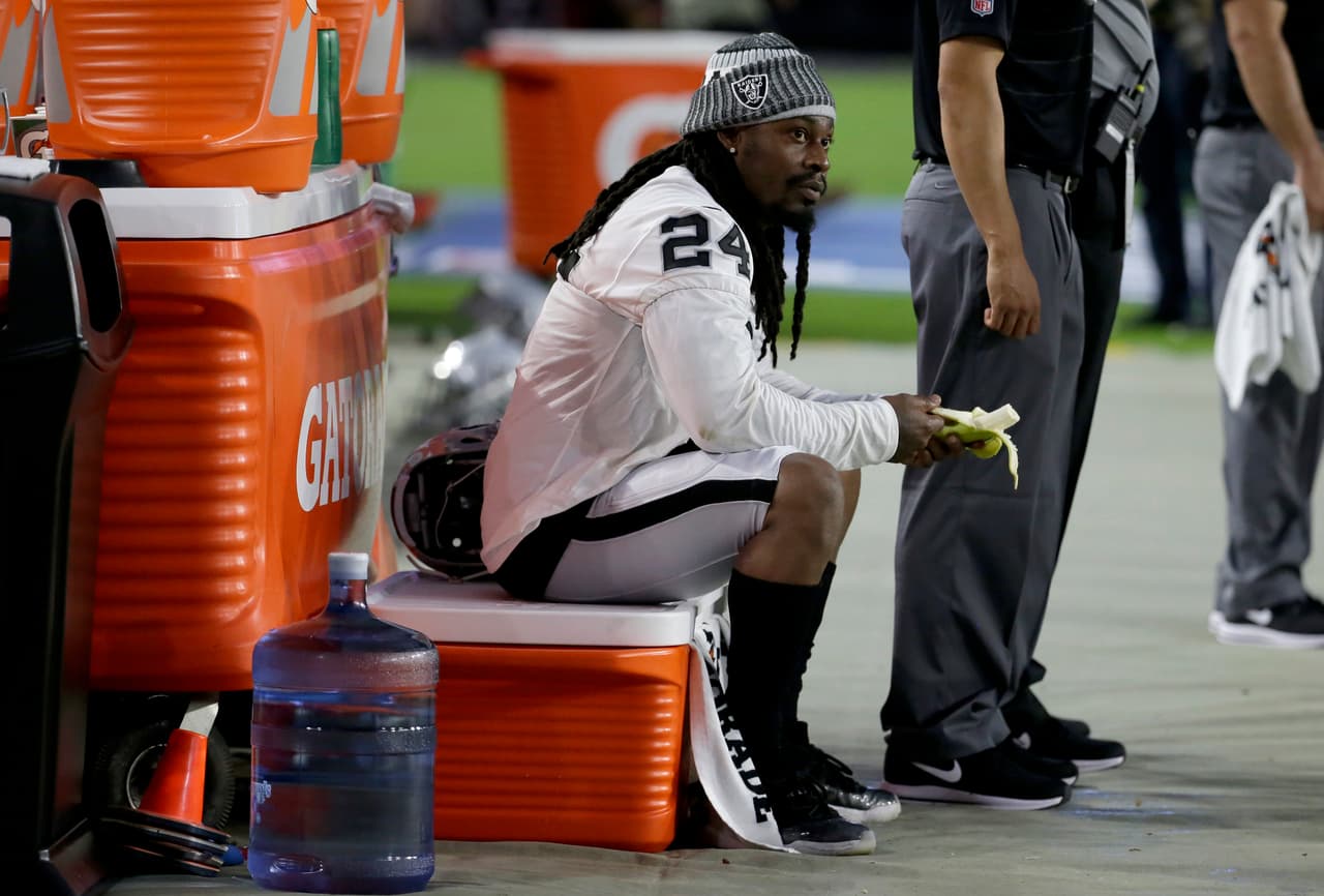 Marshawn Lynch se sentó durante el himno en el Raiders vs. Cardinals