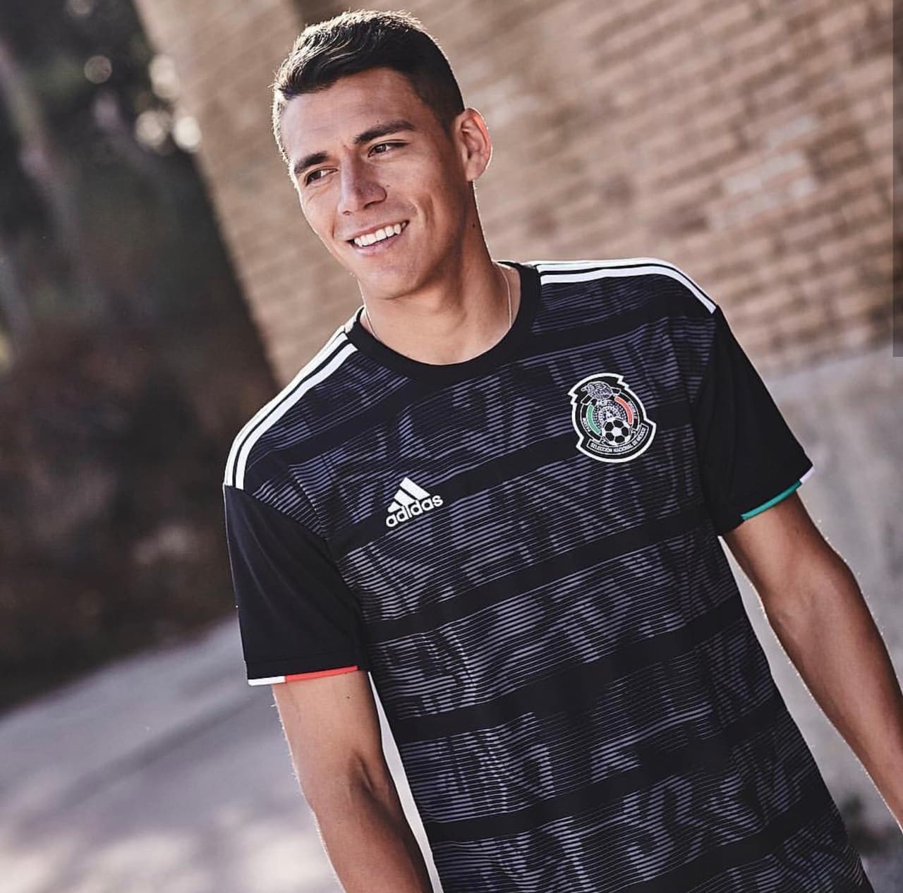 <a href="https://www.univision.com/deportes/futbol/mexico/vuelve-el-negro-estos-son-los-detalles-de-la-playera-del-tri-para-la-copa-oro-2019-fotos" target="_blank">Como lo habíamos anticipado hace unos días</a>, el Tri volverá a vestir de negro en su uniforme principal para la Copa Oro de 2019. Además, los patrones de la cultura azteca, como en 1994 con el calendario, hacen de esta playera una de las más hermosas de la temporada para los expertos.