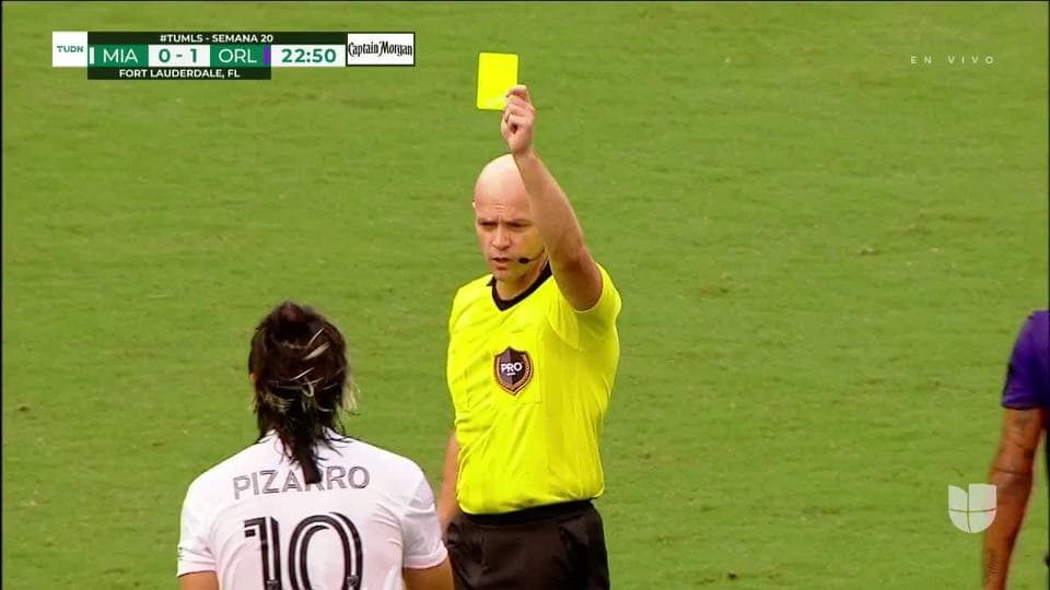 Tarjeta amarilla. El árbitro amonesta a Rodolfo Pizarro de Inter Miami CF