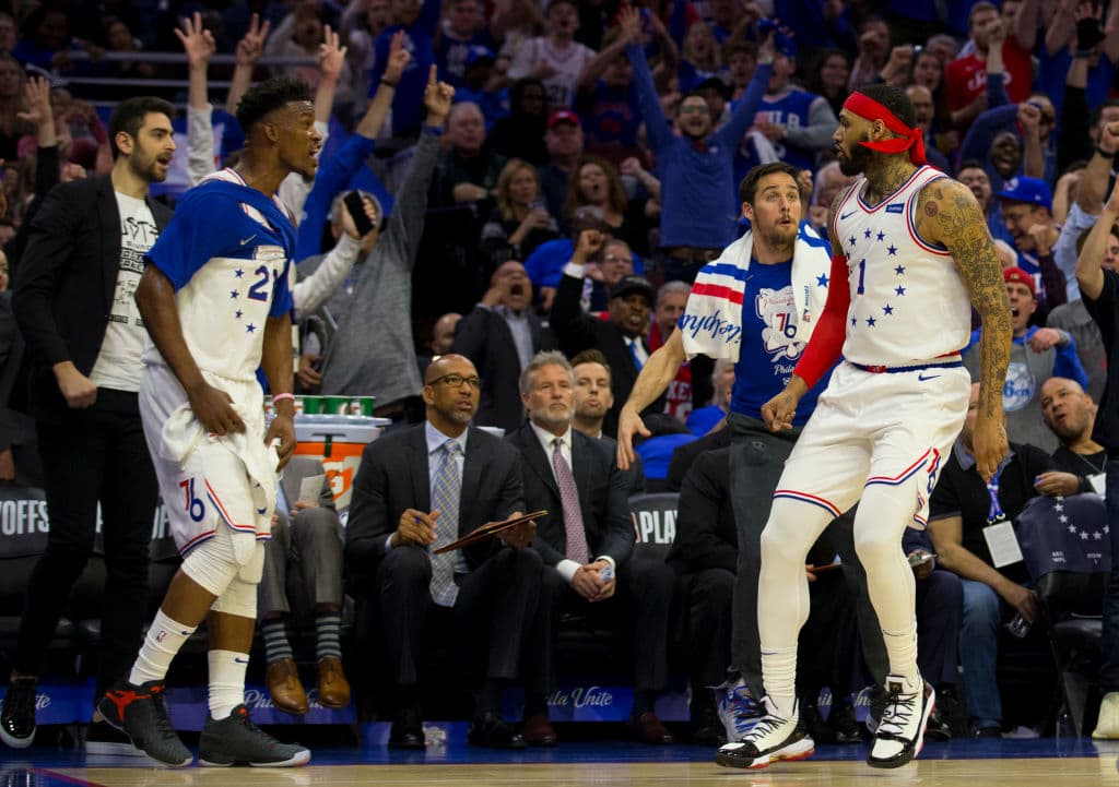 Los Philadelphia 76ers se negaron a ser eliminados en casa al vencer 112-101 a los Toronto Raptors en el Juego 6 de su serie de Playoffs de segunda ronda en la Conferencia del Este en la NBA y con esto forzaron al séptimo y definitivo encuentro, que habrá de jugarse el domingo próximo. Jimmy Butler anotó 25 puntos y Ben Simmons aportó 21 para que los Sixers alarguen la serie en Canadá.