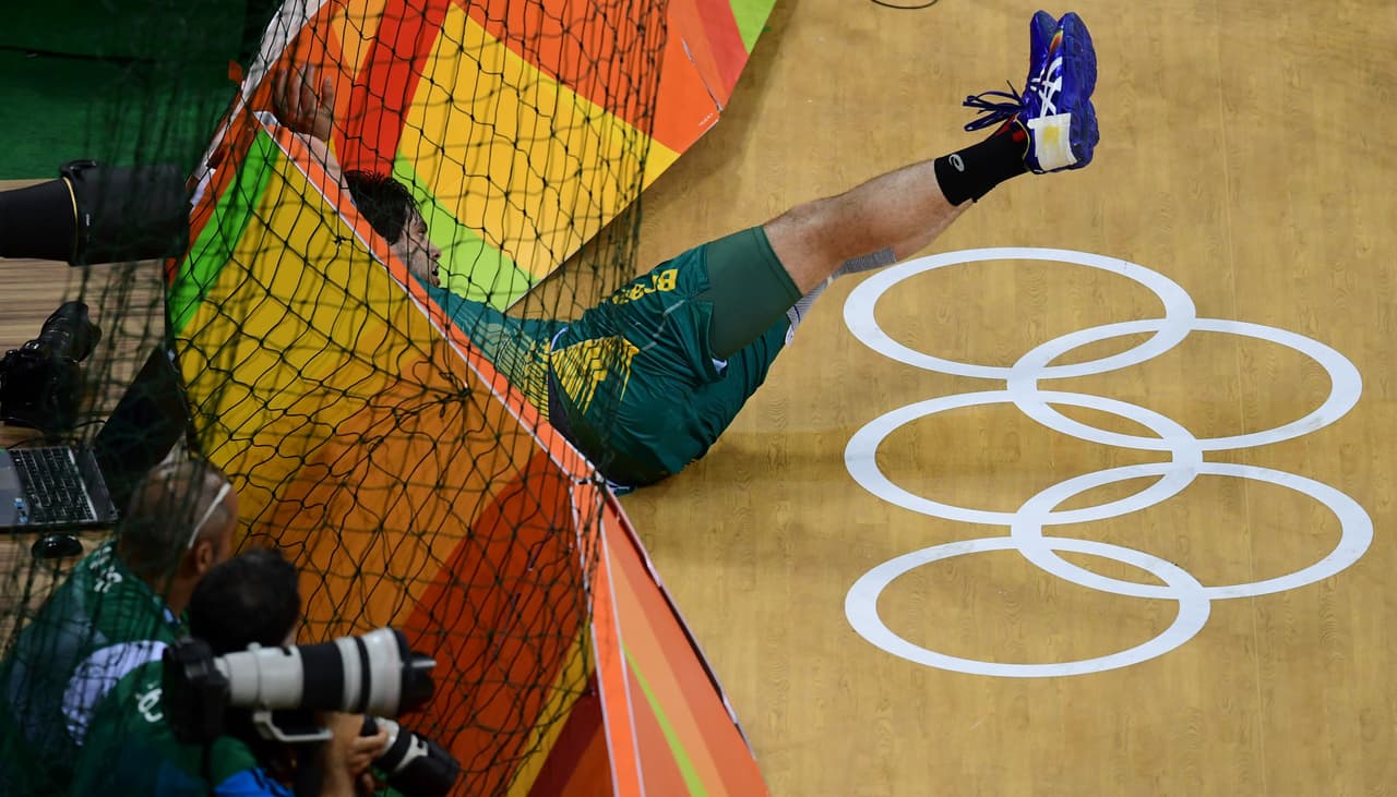 Leonardo Santos (Brasil) termina en el piso de la cancha de Balonmano, después de anotar un gol para su equipo.