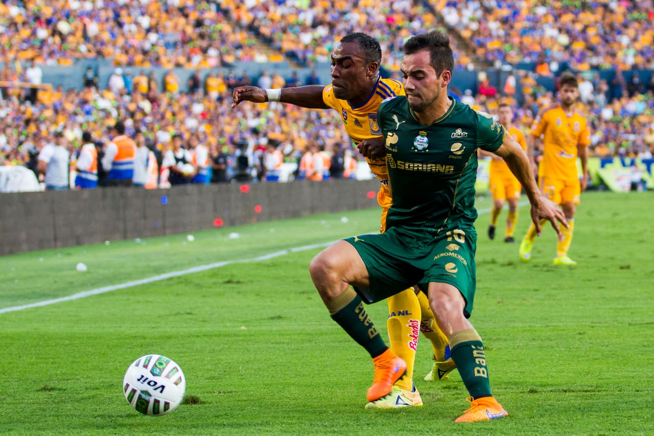 Adrián Aldrete se hizo lateral izquierdo y después de debutar en Dorados de Sinaloa, jugó en Morelia y América para ir después a Torreón. Actualmente milita en Cruz Azul.