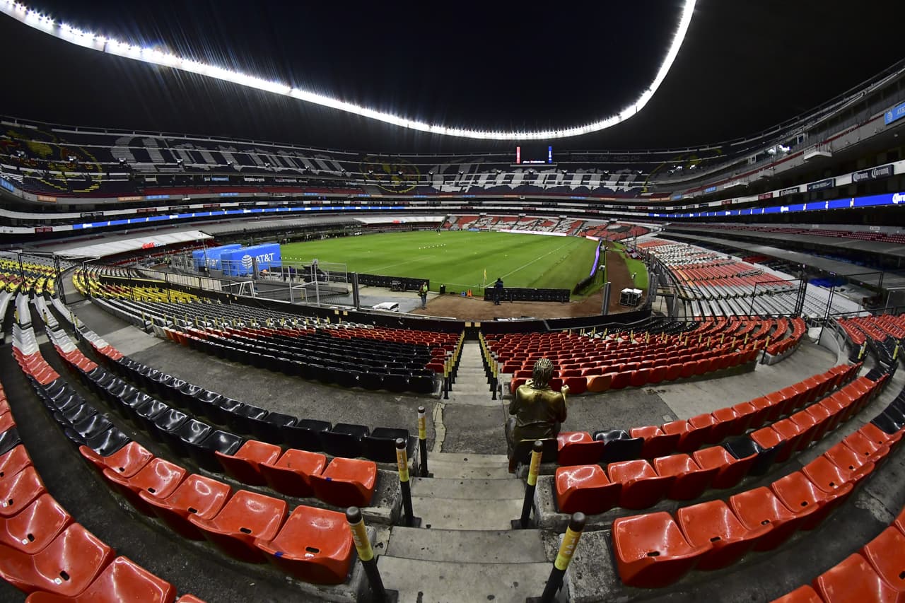 Y ahí estuvo, la estatua de bronce que vigila y aguarda el Estadio Azteca.
