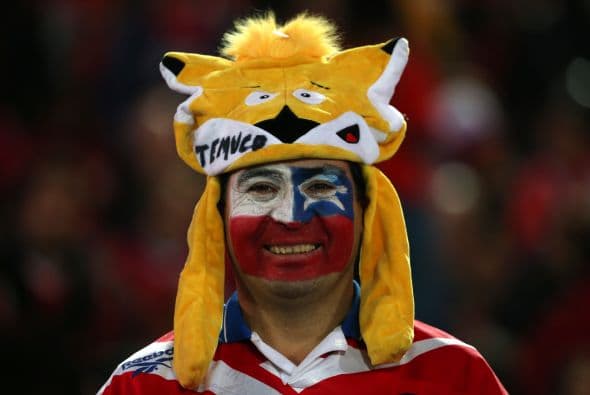 Chile y Perú jugaron un partido lleno de emociones que claisificó a los chilenos a la final, pero en las gradas se jugó otro partido muy intenso, ¿quién crees que lo ganó?