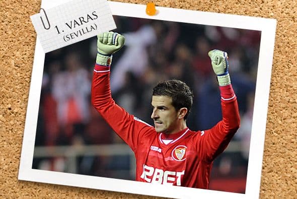 La portería es custodiada por el arquero Javi Varas, del Sevilla español.