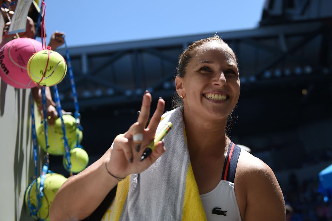 Dominica Cibulkova derrotó a Su-Wei Hsieh con sets 6-4, 7-6 (8) en el juego de segumda ronda. La checa, en el 'Top-5' actual de la WTA, cerró muy bien su 2016 y buscará el título, a lo que añade su espectacular figura atlética que con sus bellas sonrisa y mirada la hacen muy atractiva para los fanáticos. Lo bueno para el público es que ella y Wozniacki siguen en competencia.