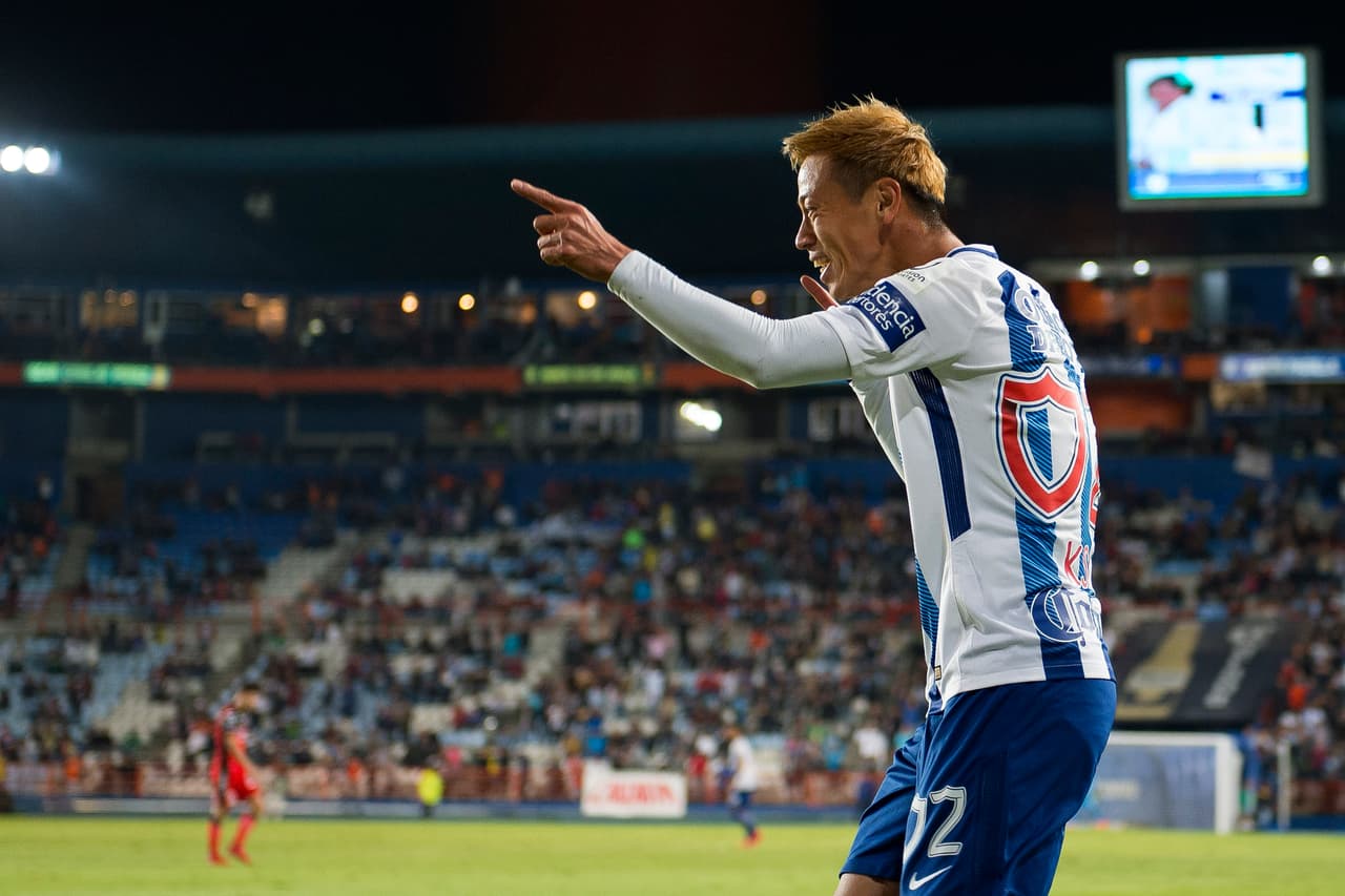 ¡Keisuke Honda se comió a Lionel Messi! El japonés tomó el balón cerca de medio campo, se llevó a 4 rivales y picó el balón para superar la salida del arquero rival. ¡GOLAZO!