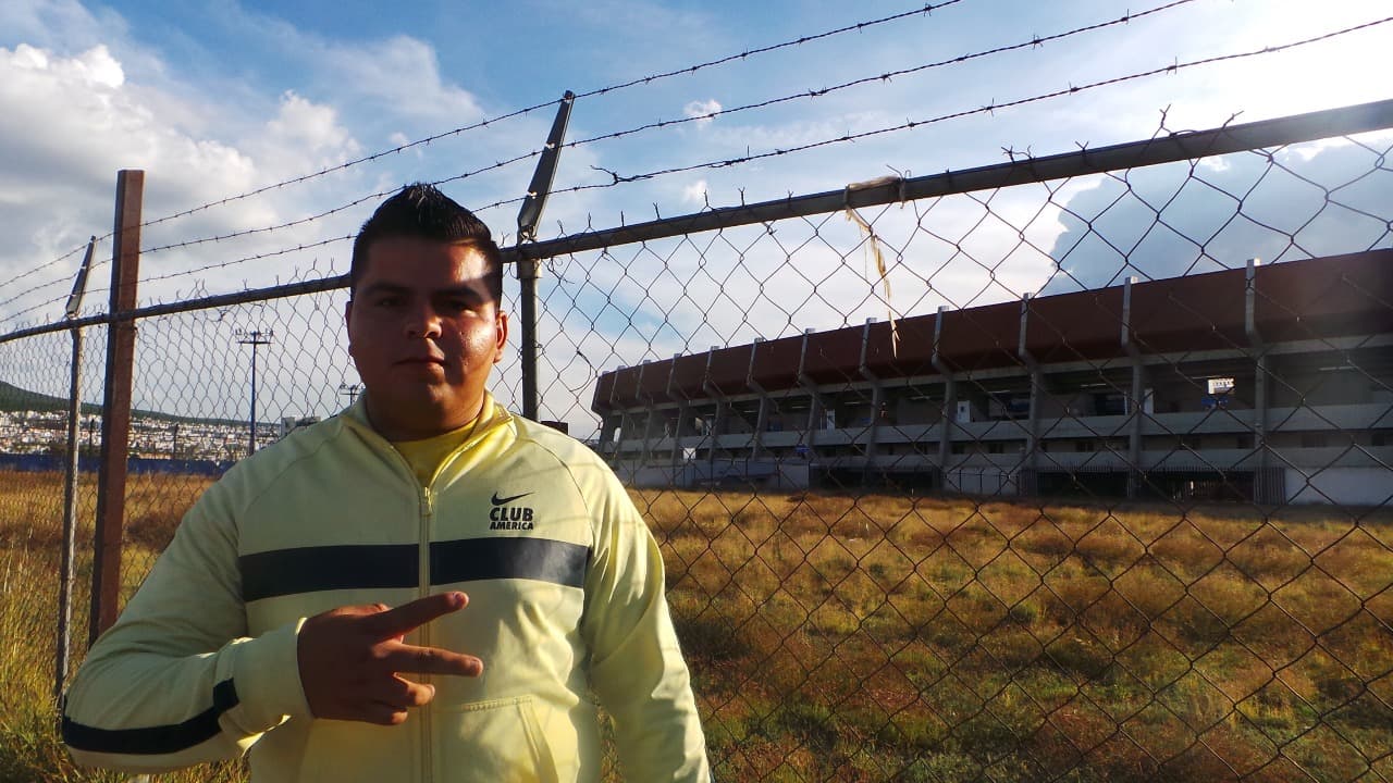 Un fanático del América aguarda por ingresar al Estadio Corregidora.