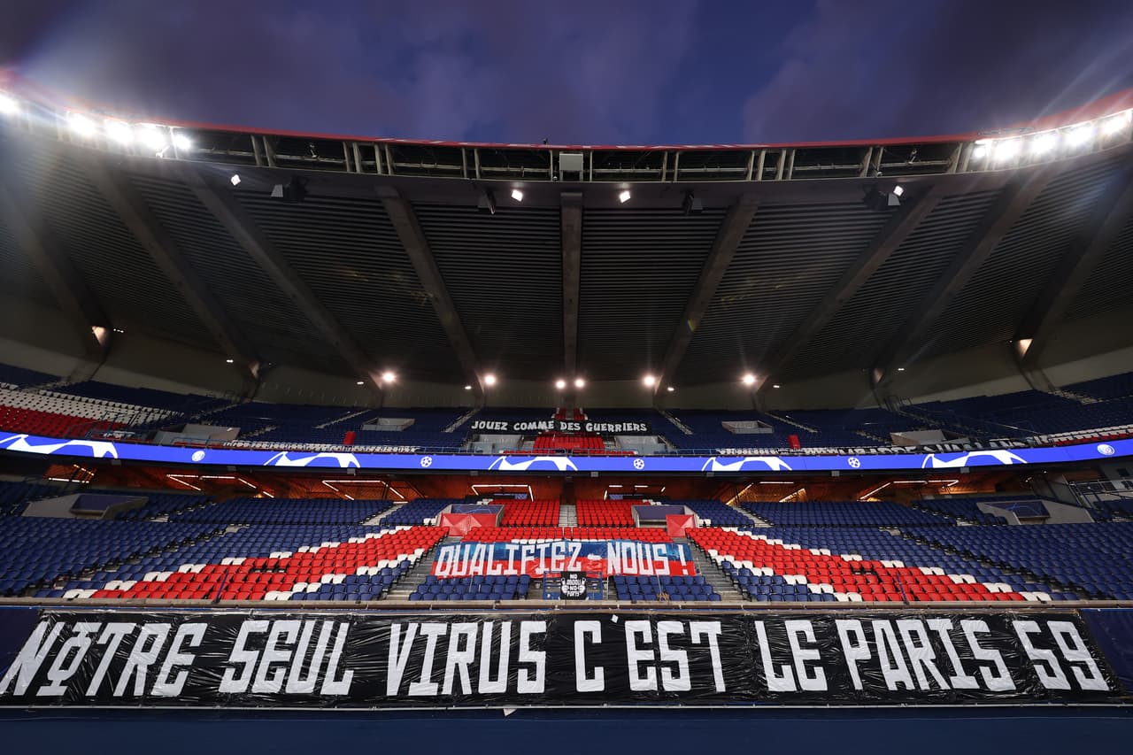 ‘Nuestro único virus es Paris 59’, un mensaje de los hinchas de PSG en el Parque de los Príncipes.