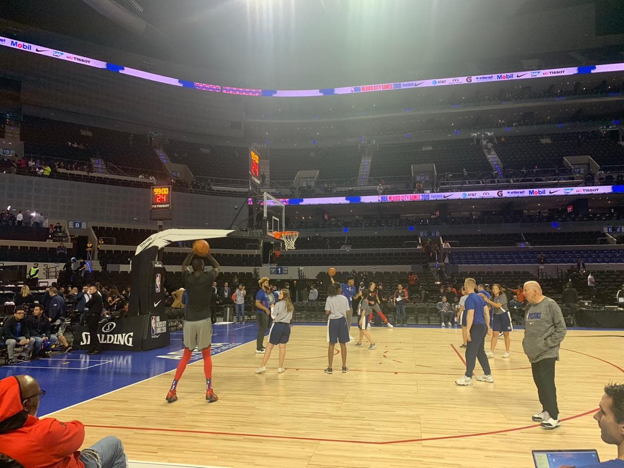 Ambos equipos salen a calentar previo al juego que brindarán en la Arena Ciudad de México.