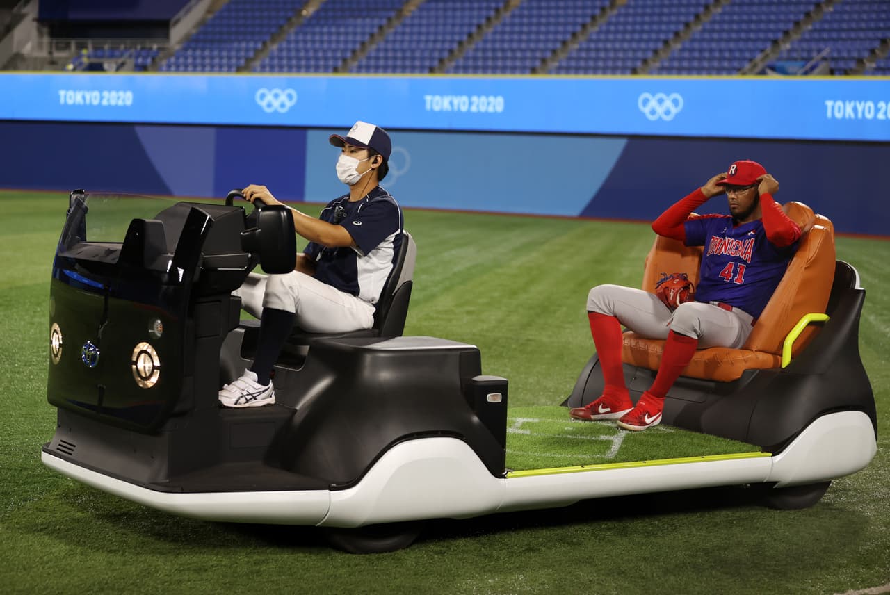 <b>Una limusina para llevar beisbolistas</b>
<br>
<br>Los organizadores del torneo de béisbol en los juegos designaron un pintoresco carro para llevar a los lanzadores relevistas desde el bullpen hasta la lomita. El vehículo, con un asiento en forma de guante donde se acomodan los jugadores, se convirtió en uno de los protagonistas de los juegos.
<br>