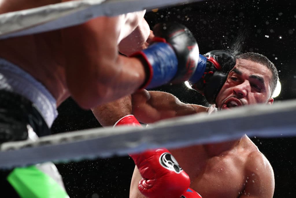 El sábado por la noche hubo una función de boxeo en el Madison Square Garden. Aquí Sadam Ali recibe un izquierdazo por parte de su rival, Mauricio Herrera, en pleito del peso welter.