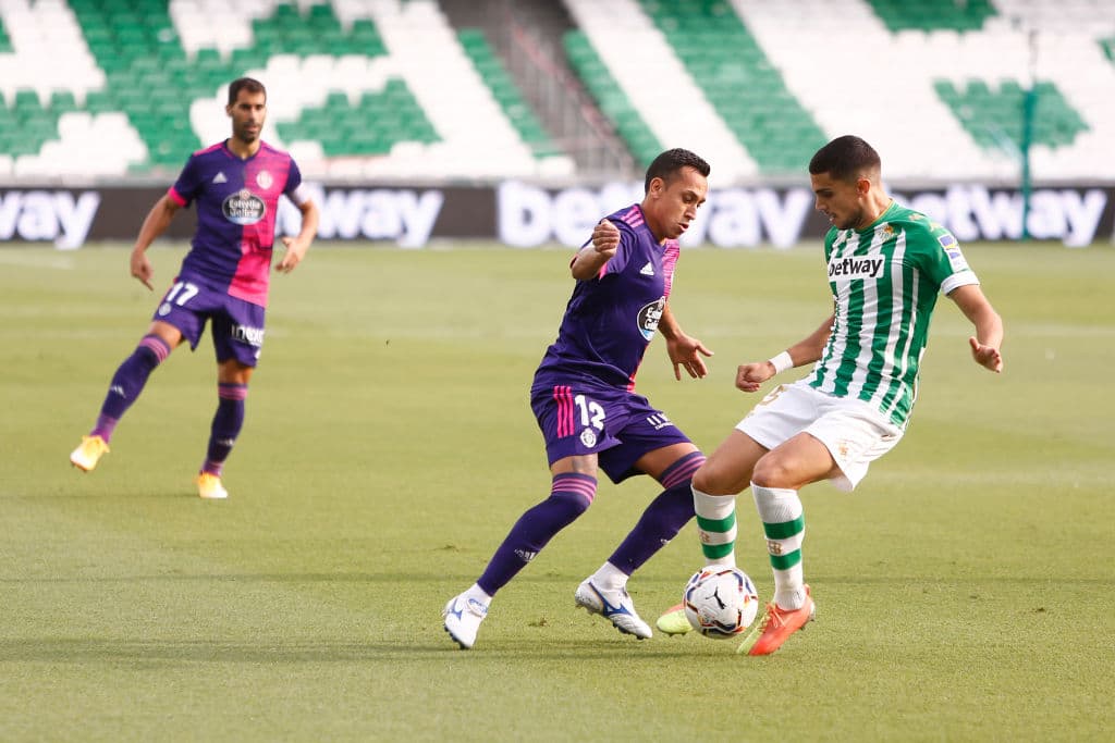 Una mano dentro del área tiene su precio y, tras el VAR, penal a favor del Betis.