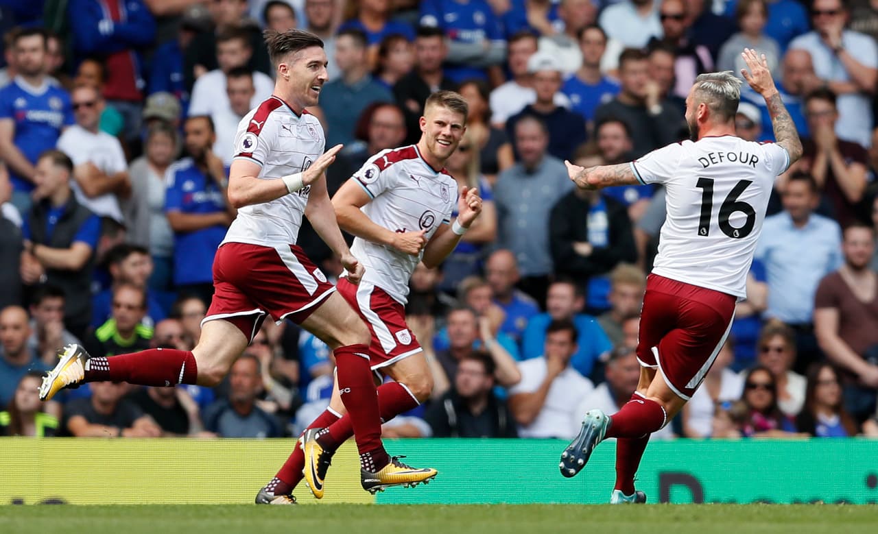 La sorpresa aumentó al minuto 39 con el segundo gol de Burnley gracias a Stephen Ward, luego de un pase de Jack Cork. Un 0-2 que no estaba en los presupuestos de nadie.