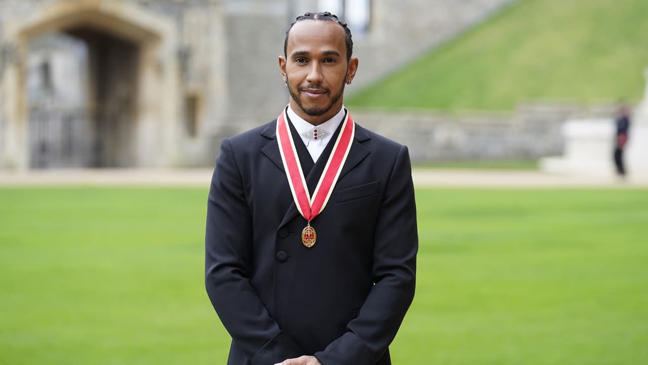 Lewis Hamilton recibe el título de ‘Sir’ por el Príncipe Carlos