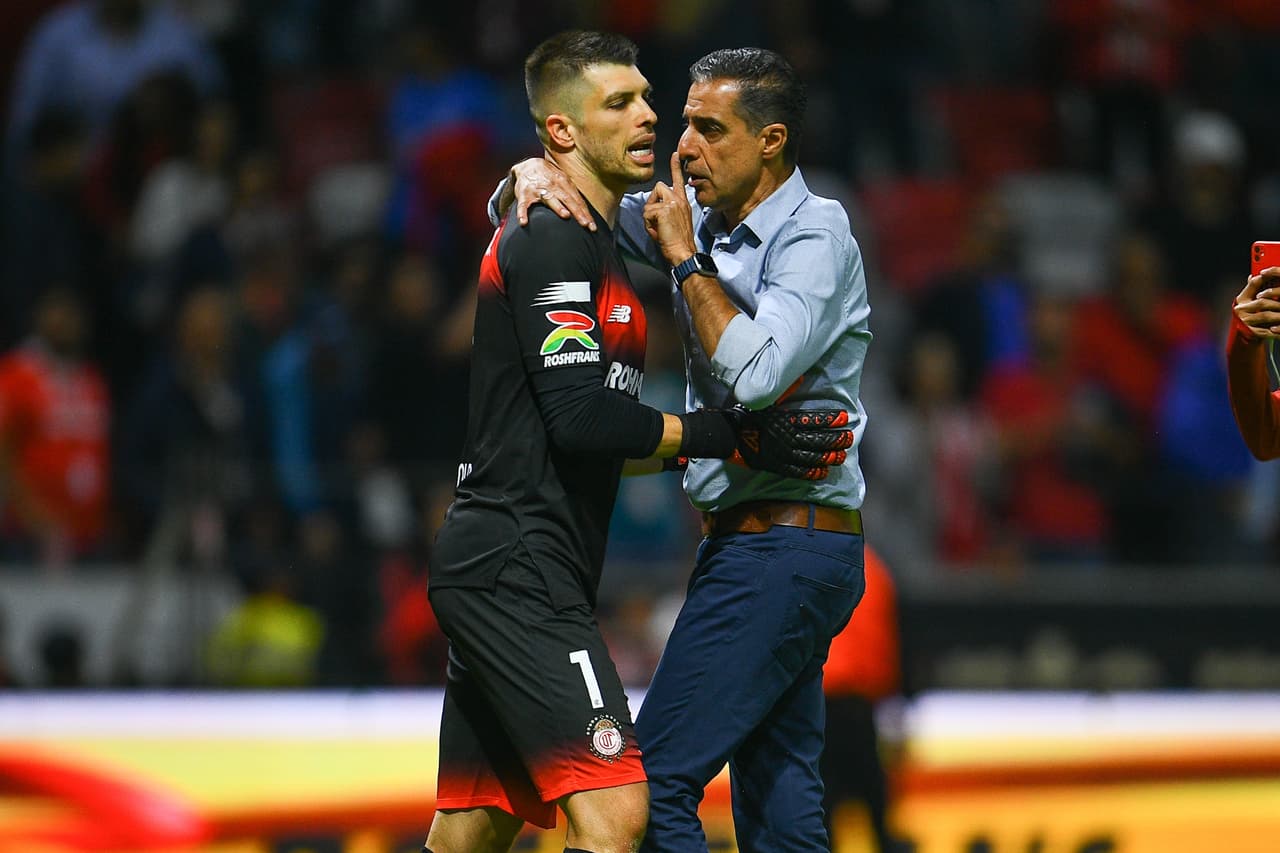 Tiago Volpi and Renato Laves Paiva head coach of Toluca during the 17th round match between Toluca and Cruz Azul as part of the Torneo Clausura 2024 Liga BBVA MX at Nemesio Diez Stadium on April 27, 2024 in Toluca, Estado de Mexico, Mexico.