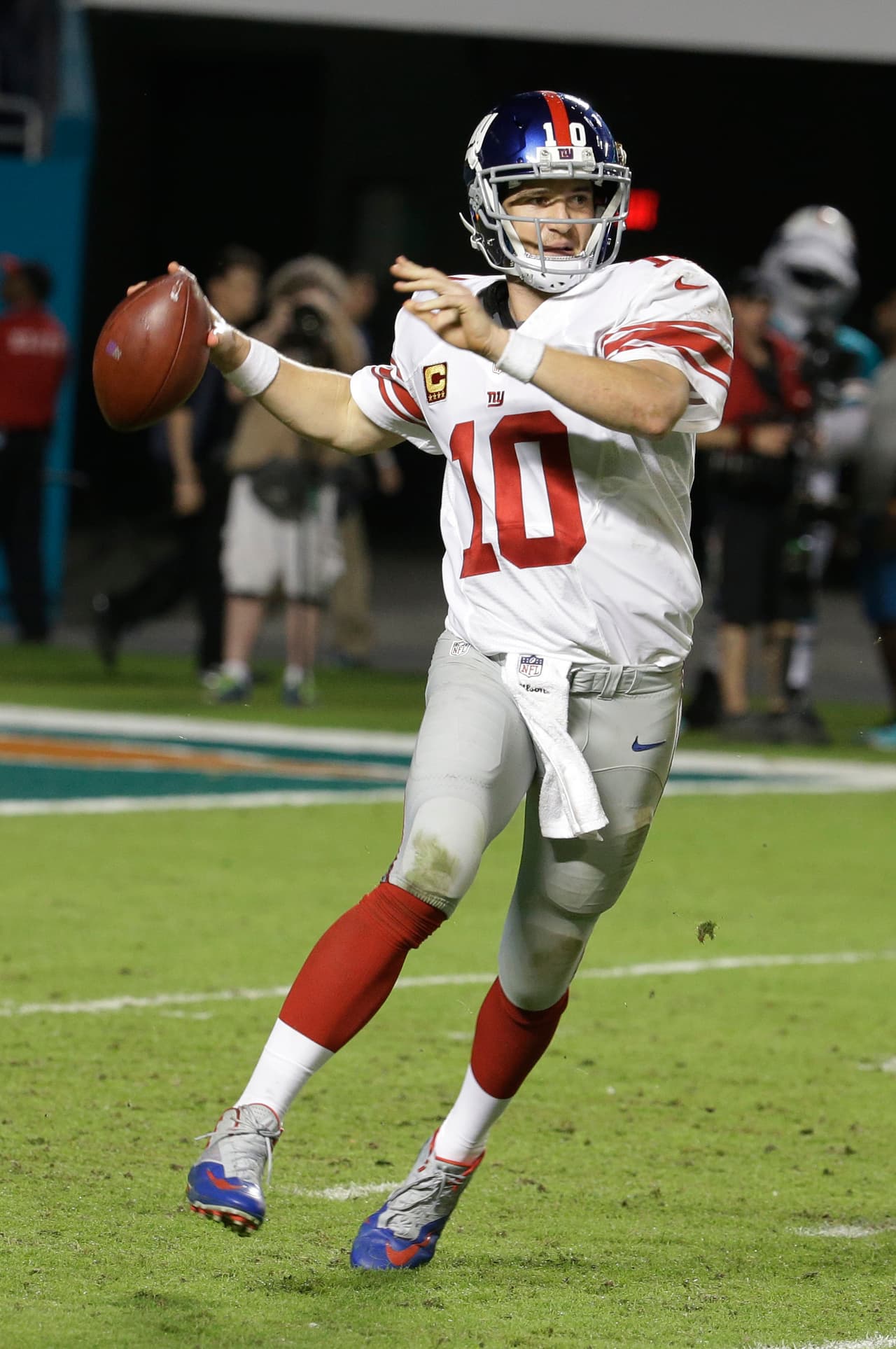 Manning completó 27 de 31 pases para 337 yardas con cuatro TDs sin intercepciones (la major marca de su Carrera) en el juego que ganaron 31-24 a los Dolphins.