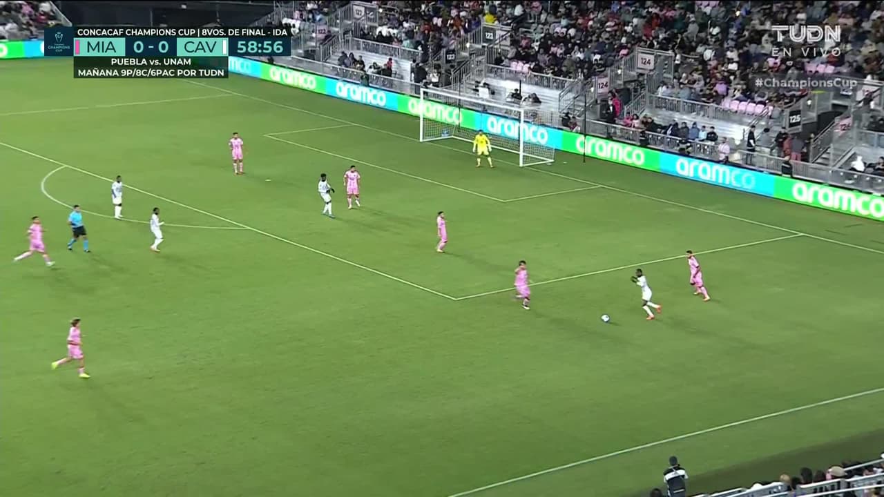 ¡TIRO ATAJADO! disparo por Shaquille Stein.