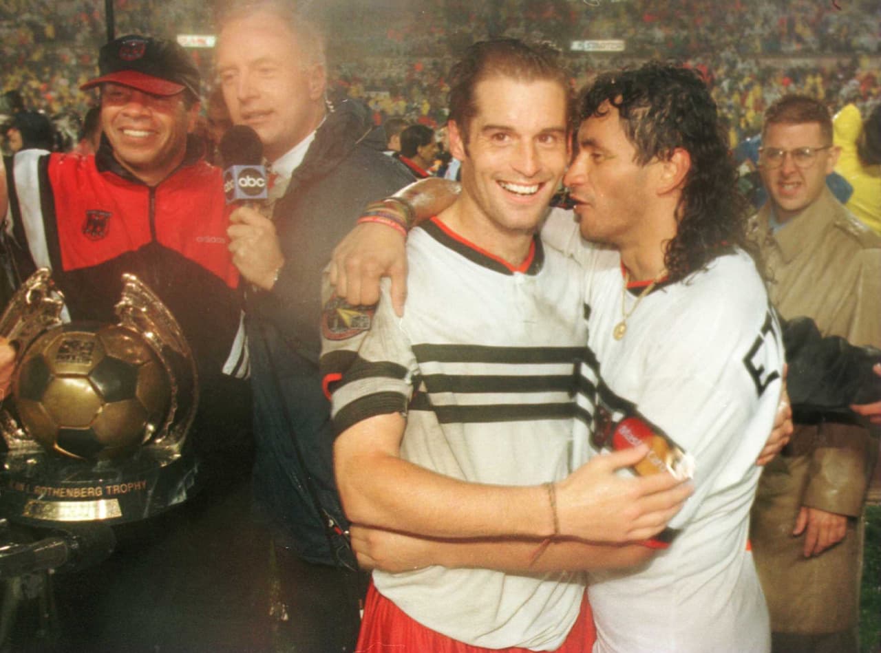 En 1996 comenzó su camino profesional con DC United como entrenador y logró el primer título de la MLS con jugadores como el boliviano Marco Etcheverry. Un joven Arena de 41 años se ve celebrando en la imagen a la izquierda mientras es entrevistado.