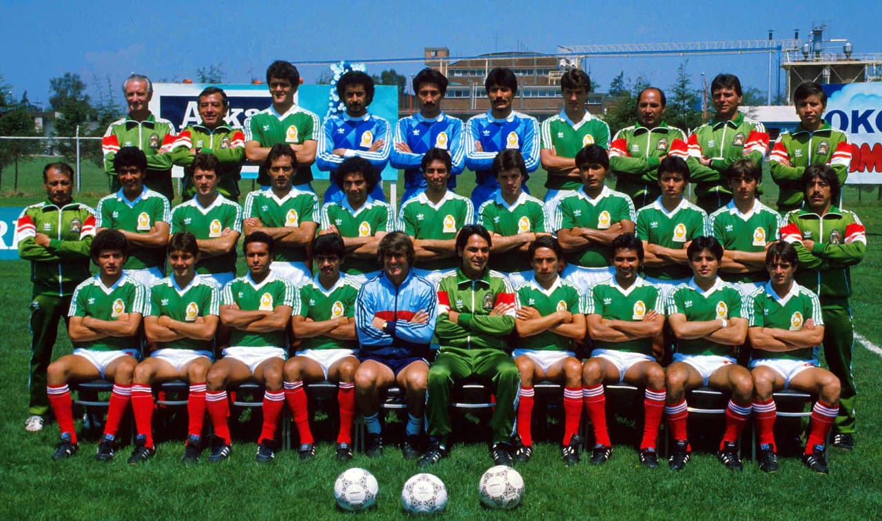 Si bien la selección de México entonó la canción 'El equipo tricolor' como himno durante el evento, la oficial de México-86 estuvo a cargo de Juan Carlos Abada y fue 'El mundo unido por un balón'.