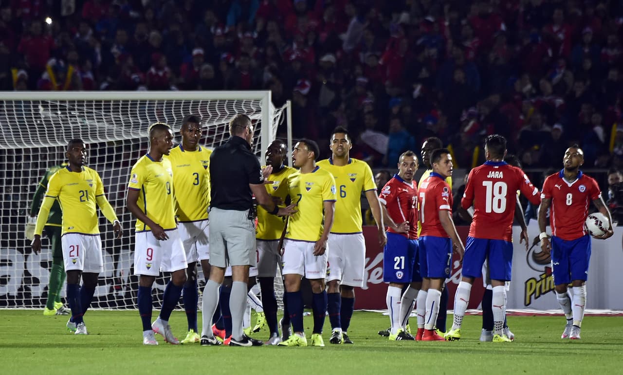 El árbitro, Néstor Pitana marcó penal y por supuesto los ecuatorianos reclamaron.