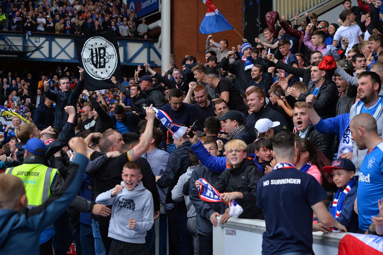 El duelo fue de máxima tensión, pues las invasiones de campo son comunes en los Rangers-Hibernian.