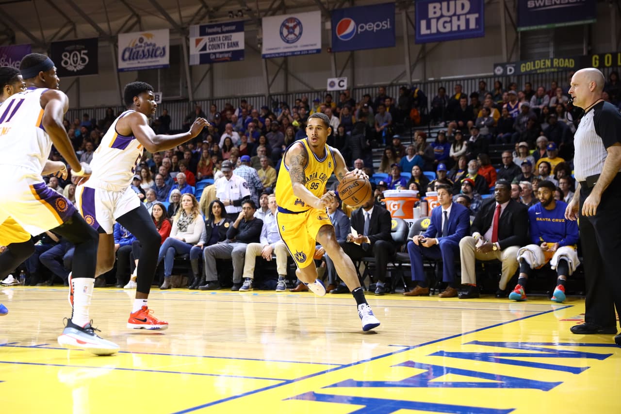 Ahí se convirtió en profesional con los Soles de Mexicali en la LNBP.