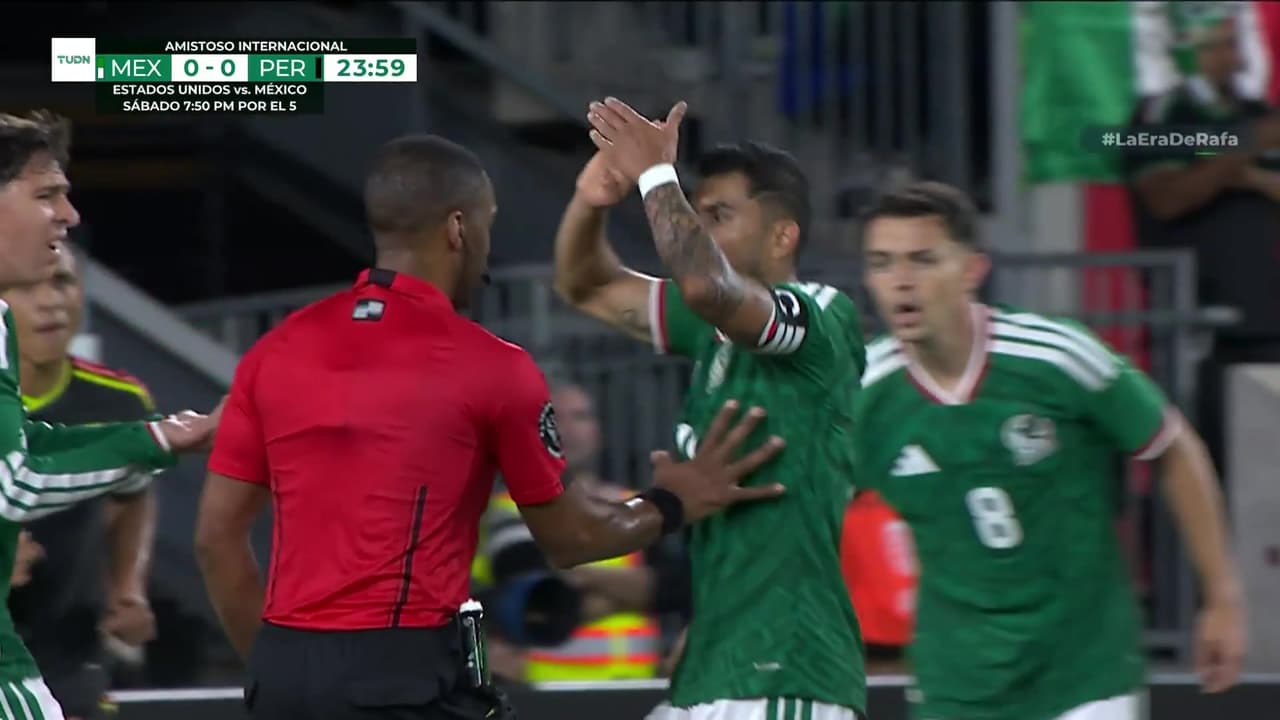 ¡Era penal clarísimo para México vs. Perú y el árbitro ignora por completo!