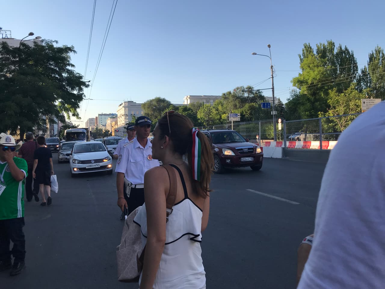 En medio de la gráfica, se aprecia un listón tricolor en la cabellera de esta aficionada de México, literalmente, dando color.