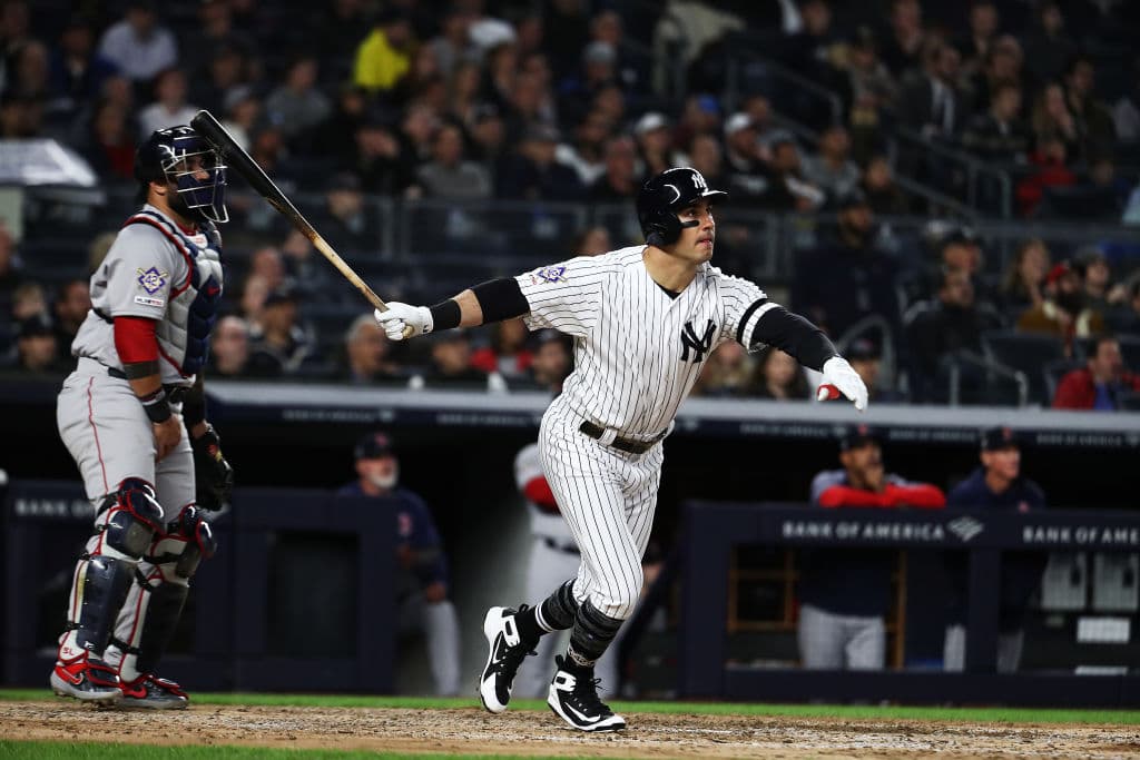 Uno de los remplazos de los Yankees, en medio de la debacle de lesiones, Mike Tauchman, aquí concluyendo un swing tras conectar un cuadrangular en la sexta entrada.