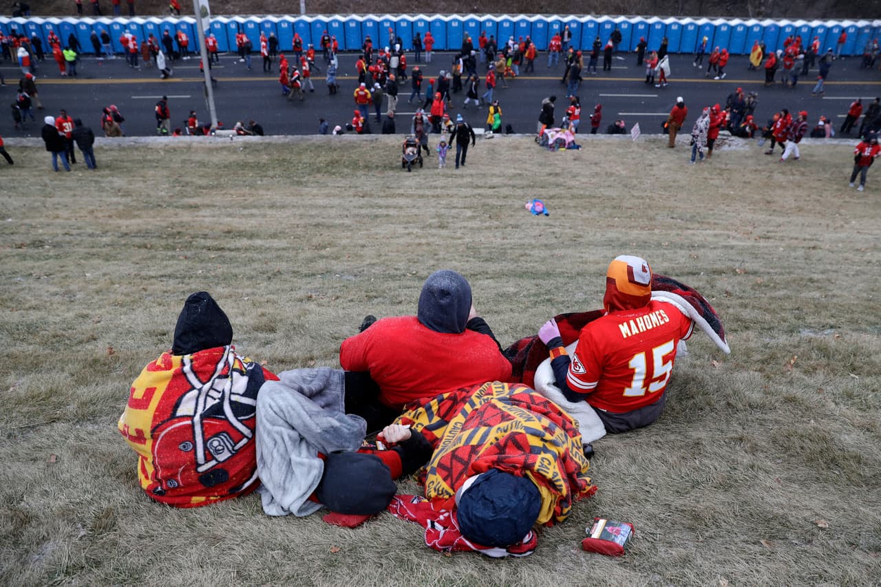 Las bajas temperaturas no detuvieron a los fanáticos que se reunieron en el centro de Kansas para admirar el trofeo que tardó 50 años en regresar a su ciudad.