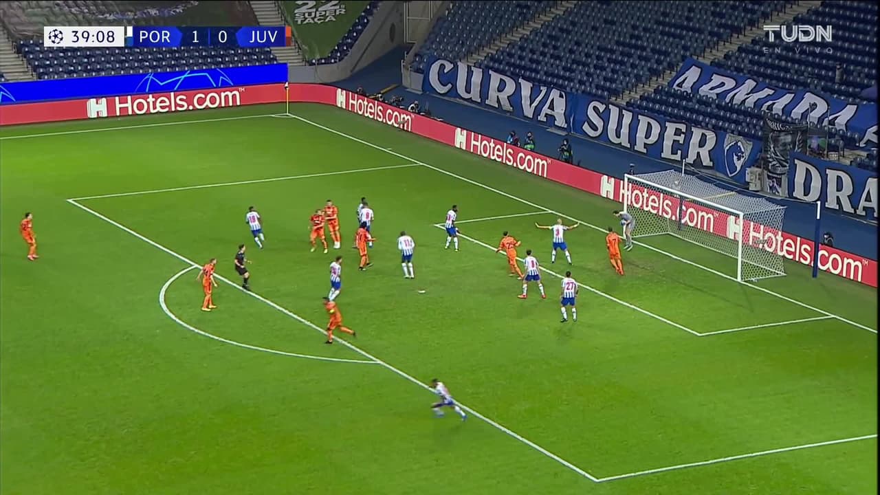 ¡TIRO ATAJADO! disparo por Merih Demiral.