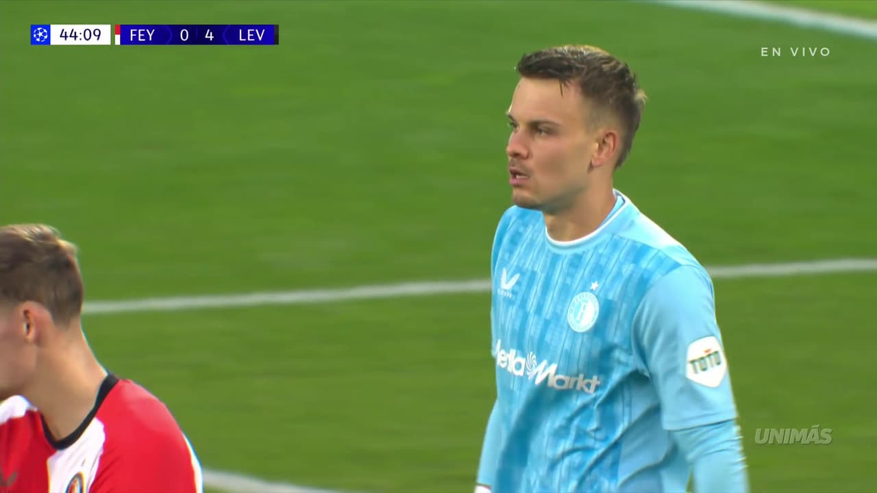 ¡Bayer anota el cuarto gol y la gente de Feyenoord se comienza a ir del estadio!