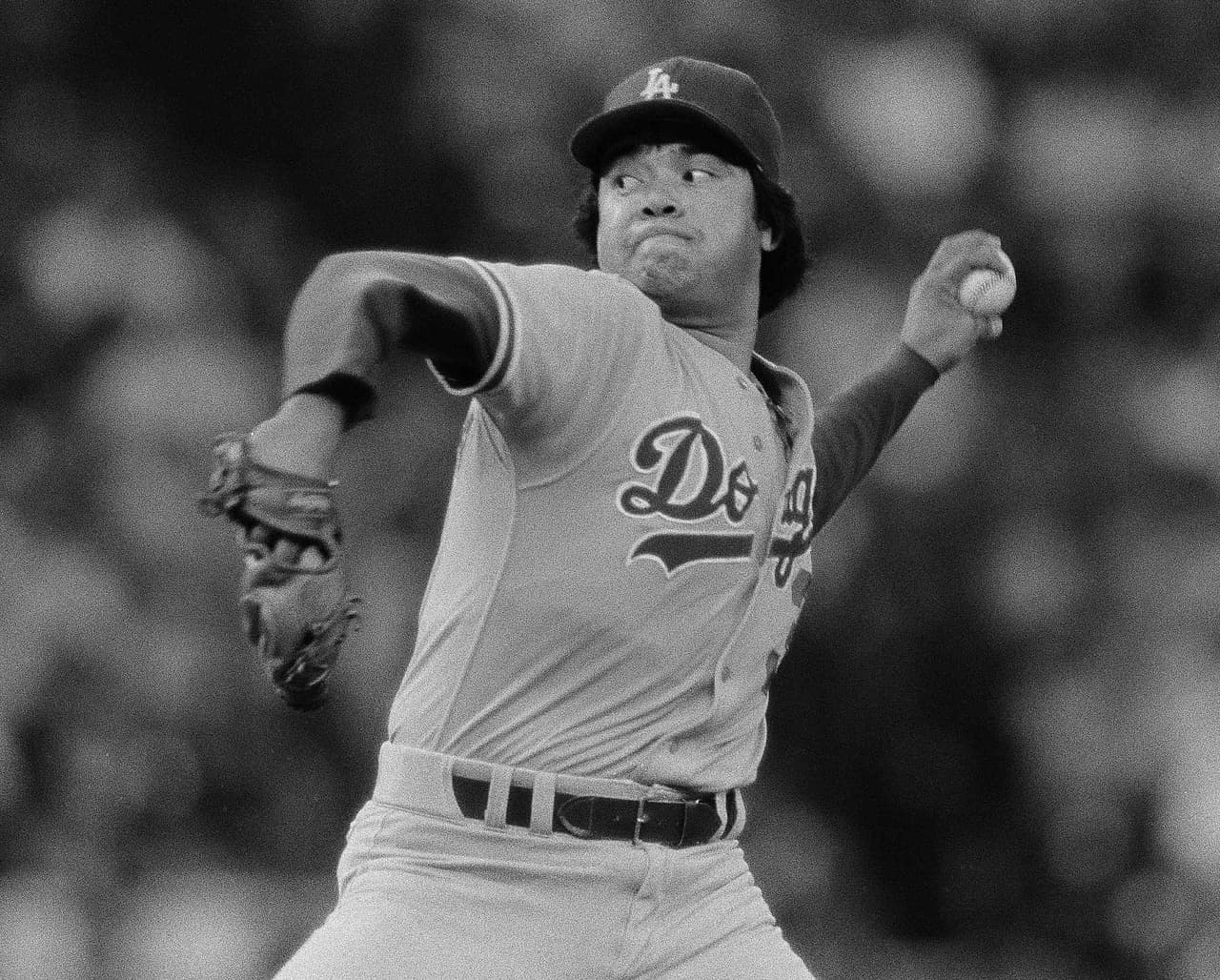 Muy pronto, Valenzuela se robó el show y para 1981 ganó el premio a Novato del Año y el Cy Young, luego de tener más blanqueadas en esa temporada.